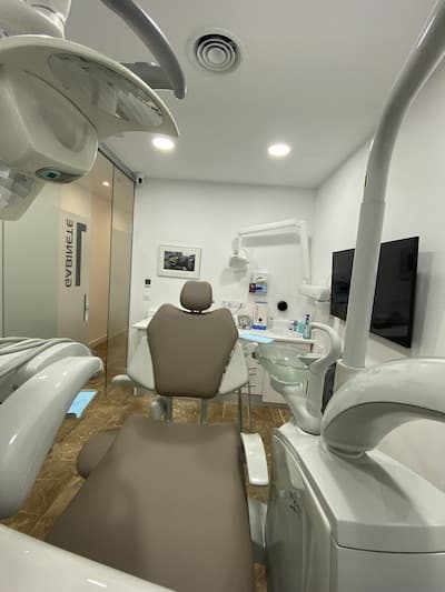 clinica-dental-jerez-sillon-y-aparatologia